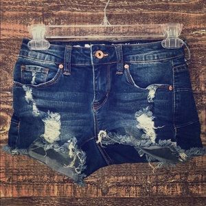 Curvy mid rise fray hem jean shorts